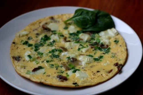 Omlet z serem kozim, pieczarkami i dymką