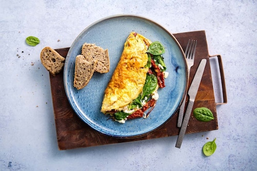 Przepis na Omlet ze szpinakiem, suszonymi pomidorami i fetą Omlet ze szpinakiem, suszonymi pomidorami i fetą