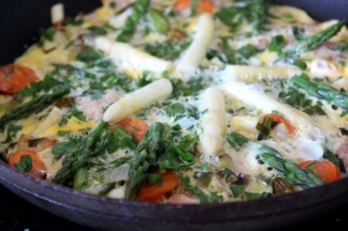 Omlet ze szparagami i szynką