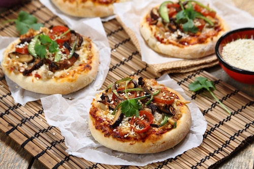 Orientalne mini pizze z kurczakiem, chilli, świeżą kolendrą i tofu