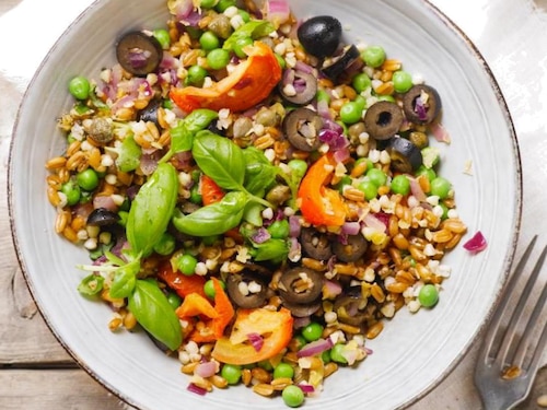 Sałatka z kaszą orkiszową i gryczaną z oliwkami