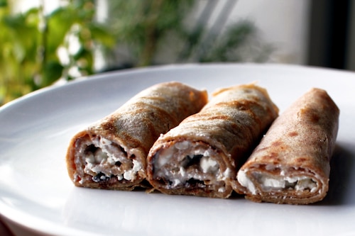 Przepis na Orkiszowe naleśniki z nadzieniem serowo-grzybowym Orkiszowe naleśniki z nadzieniem serowo-grzybowym