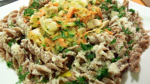 Orkiszowe świderki z cukinią i kurczakiem