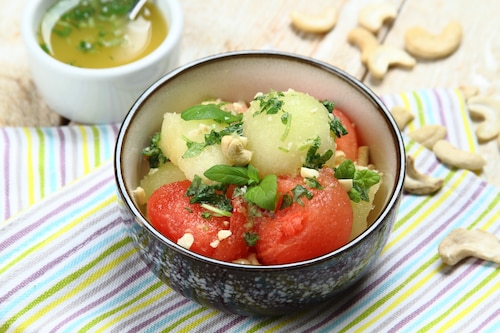 Przepis na  Orzeźwiająca sałatka z melona i arbuza z pomarańczowo-imbirowym dressingiem  Orzeźwiająca sałatka z melona i arbuza z pomarańczowo-imbirowym dressingiem