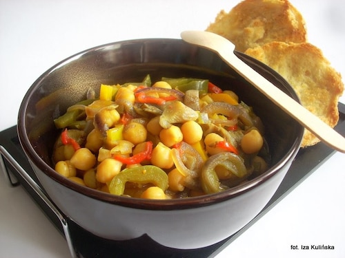 Ostra cieciorka z papryką i boczniakami