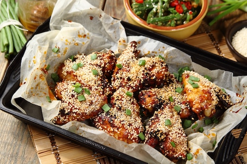 Przepis na Ostre skrzydełka w tajskim stylu z zieloną fasolką szparagową - VIDEO Ostre skrzydełka w tajskim stylu z zieloną fasolką szparagową - VIDEO