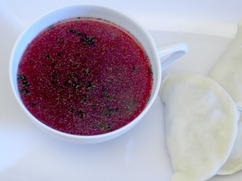 Ostry barszcz z grzybami i pierogami