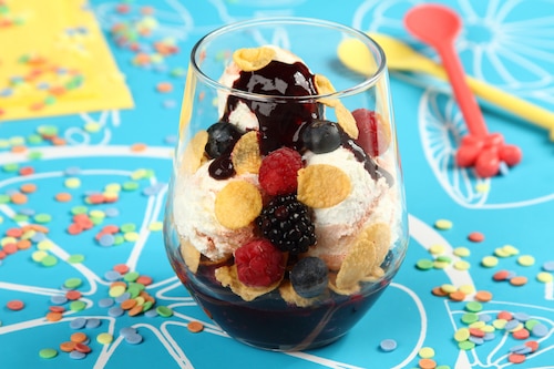 Przepis na Lody jogurtowe z owocami leśnymi i płatkami Lody jogurtowe z owocami leśnymi i płatkami