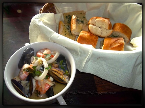 Owoce morza duszone w białym winie