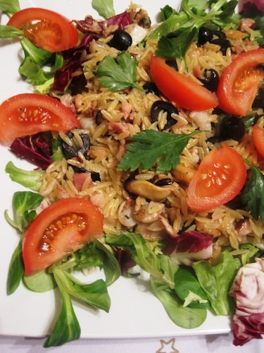 Owoce morza z makaronem na sałacie