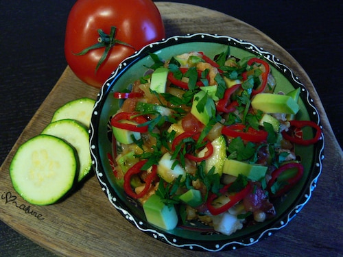 Paląca sałatka ziemniaczna z awokado