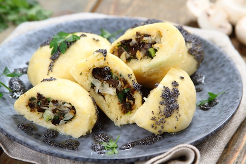 Pampuchy drożdżowe z grzybami