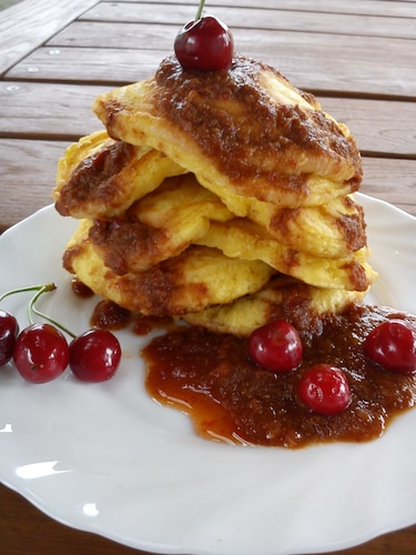 Pancakes - amerykańskie naleśniki z czereśniami