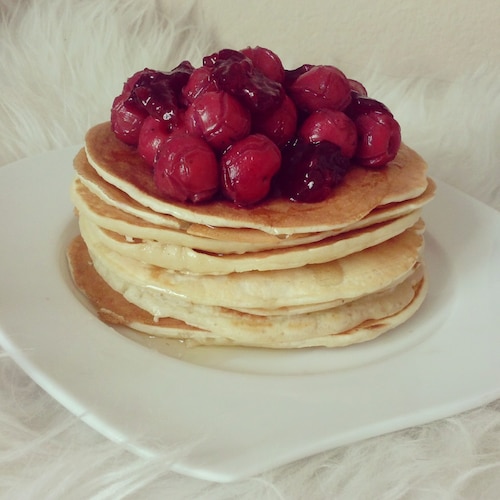 Pancakes amerykańskie z wiśniami i miodem dietetyczne
