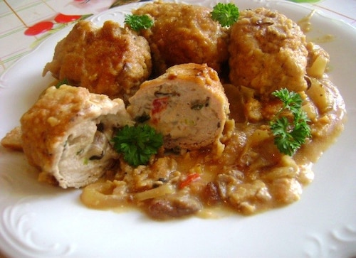 Przepis na Panierowane zrazy zawijane z ananasowym farszem,duszone w cebuli Panierowane zrazy zawijane z ananasowym farszem,duszone w cebuli