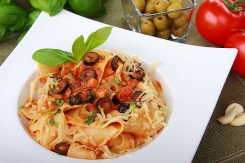 Przepis na Pappardelle alla puttanesca Pappardelle alla puttanesca