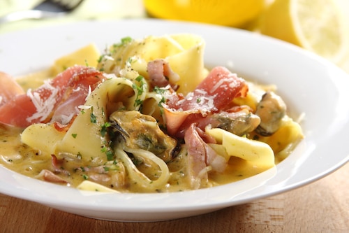 Przepis na Pappardelle z małżami i szynką parmeńską  Pappardelle z małżami i szynką parmeńską