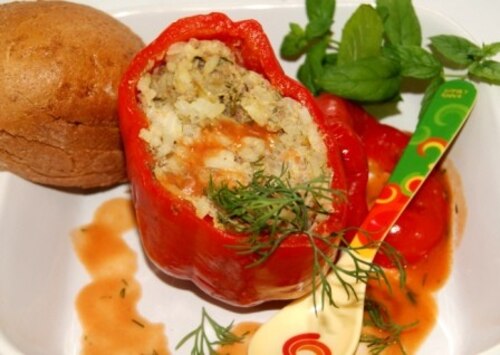 Papryki faszerowane w sosie pomidorowym 