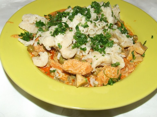 Paprykowy kurczak z warzywami w sosie śmietanowym