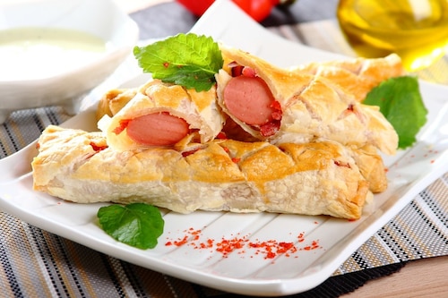 Przepis na Parówki w cieście francuskim z salami i papryką  Parówki w cieście francuskim z salami i papryką