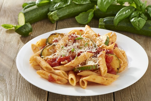 Przepis na Makaron z sosem pomidorowym i cukinią Makaron z sosem pomidorowym i cukinią