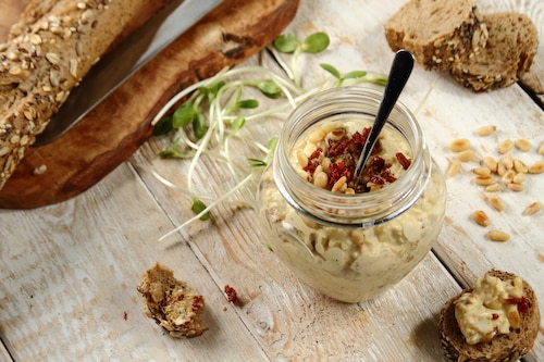 Pasta jajeczna z bazylią i orzeszkami