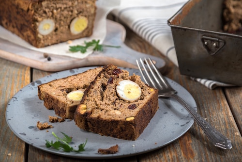 Przepis na Pasztet z przepiórczym jajem, żurawiną i orzeszkami Pasztet z przepiórczym jajem, żurawiną i orzeszkami