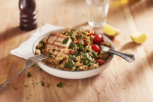 Przepis na Polędwiczki wieprzowe w sosie z makaronem i szpinakiem Polędwiczki wieprzowe w sosie z makaronem i szpinakiem