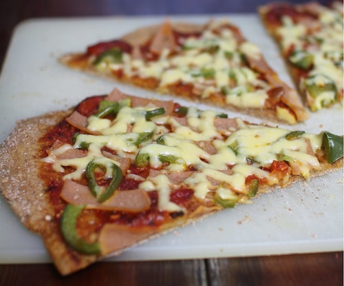 Przepis na Pełnoziarnista pizza z szynką i papryką Pełnoziarnista pizza z szynką i papryką