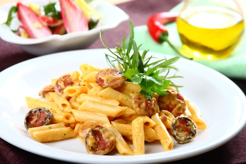 Przepis na Penne carbonara z kiełbasą i włoską sałatką Penne carbonara z kiełbasą i włoską sałatką