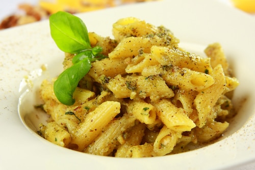 Przepis na Penne rigatte z orzechowym pesto i serem  Penne rigatte z orzechowym pesto i serem