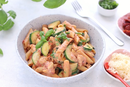 Penne w sosie serowo-pomidorowym z cukinią