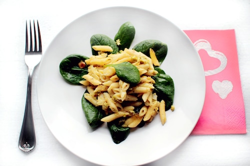 Przepis na Penne z bazyliowym pesto i świeżym szpinakiem Penne z bazyliowym pesto i świeżym szpinakiem
