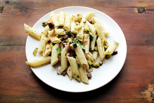 Penne z cukinią i wędzonym boczkiem