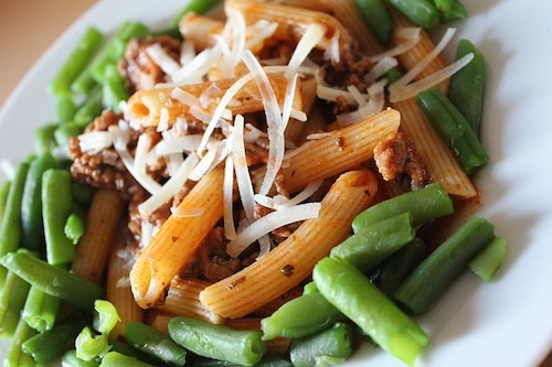 Penne z mięsem i zieloną fasolką