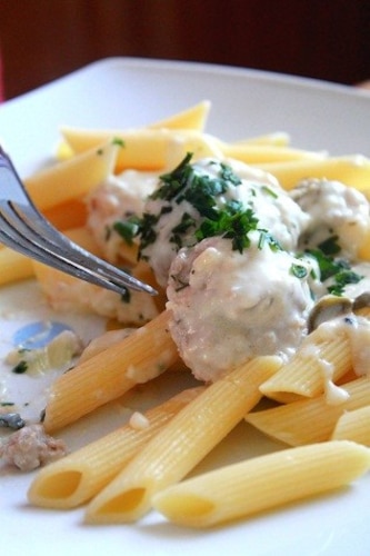 Penne z pulpetami w białym sosie