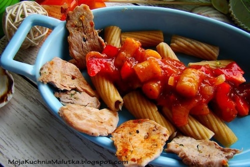 Penne z sosem pomidorowym i poledwiczką 