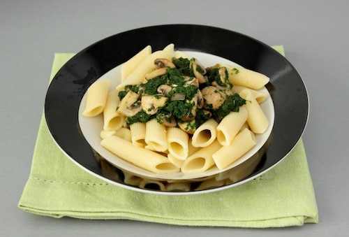 Penne ze szpinakiem i pieczarkami