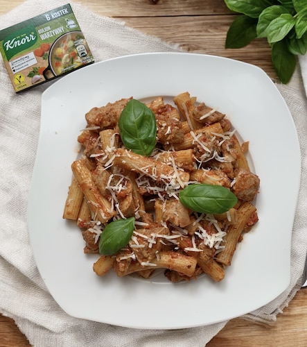 Przepis na Makaron z indykiem w sosie pomidorowo-śmietanowym Makaron z indykiem w sosie pomidorowo-śmietanowym