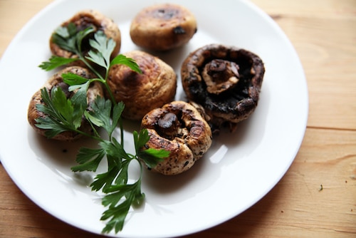 Pieczarki pieczone z masłem tymiankowym