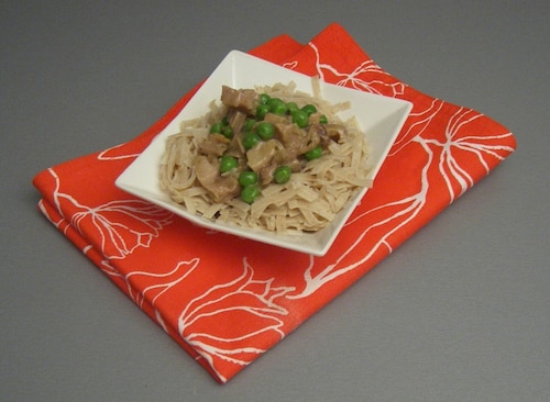 Pieczarkowy makaron z groszkiem indykiem