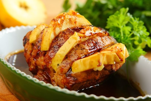 Przepis na Pieczeń schabowa przekładana jabłkami Pieczeń schabowa przekładana jabłkami