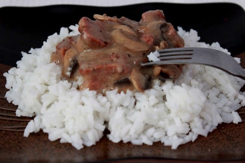 Pieczeń z mięsa mielonego z sosem pieczarkowym