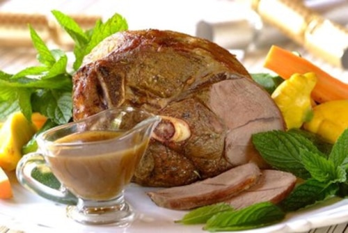 Pieczona baranina z sosem miętowym