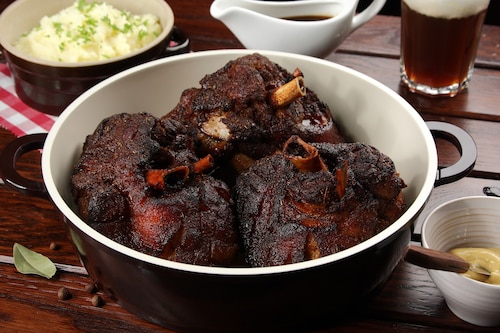 Przepis na Pieczona golonka w piwie  Pieczona golonka w piwie