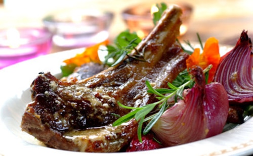 Pieczona jagnięcina z czerwoną cebulą
