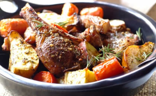 Pieczona jagnięcina z gruszką 