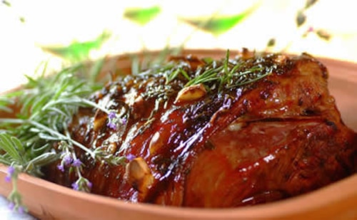 Pieczona jagnięcina z miodem i rozmarynem 