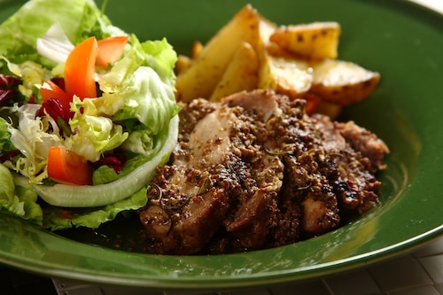 Pieczona karkówka pachnąca ziołami