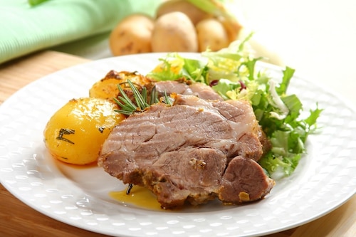 Przepis na Pieczona karkówka z czosnkowymi ziemniakami Pieczona karkówka z czosnkowymi ziemniakami